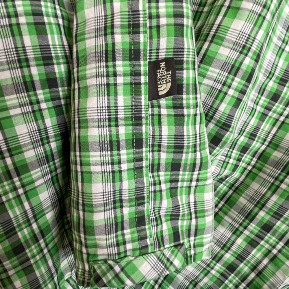 ⭐️The North Face short sleeved shirt. Size XL